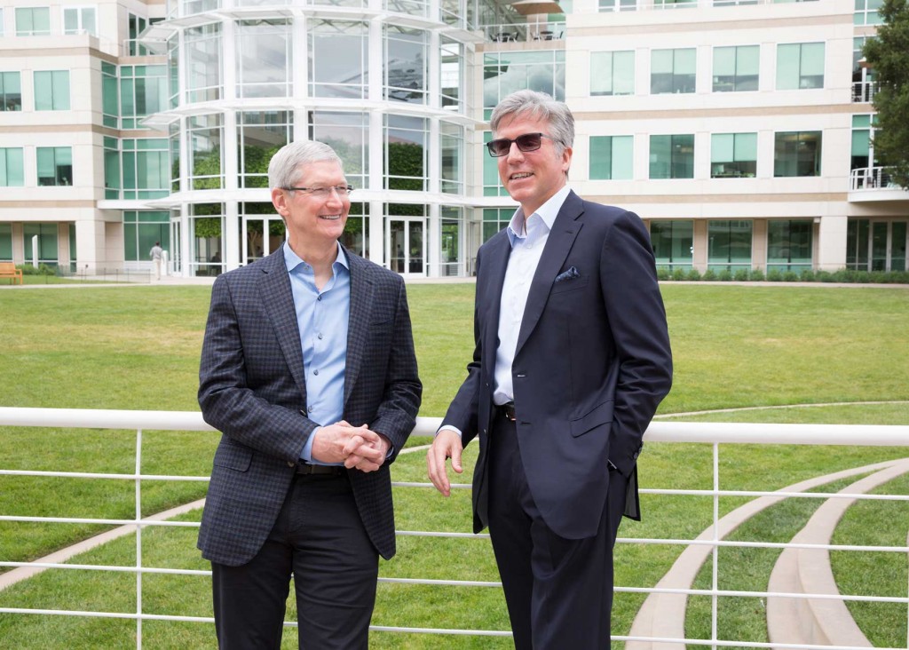 在位于Cupertino的 Apple园区，Apple CEO Tim Cook 和 SAP CEO Bill McDermott宣布合作伙伴关系，革新 iPhone 和 iPad 办公应用