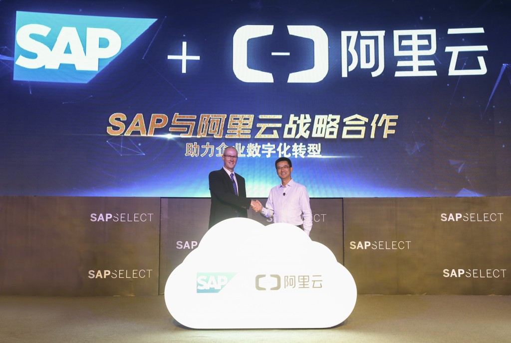 SAP大中华区总裁纪秉盟与阿里云总裁胡晓明共同宣布年内将推出新的???